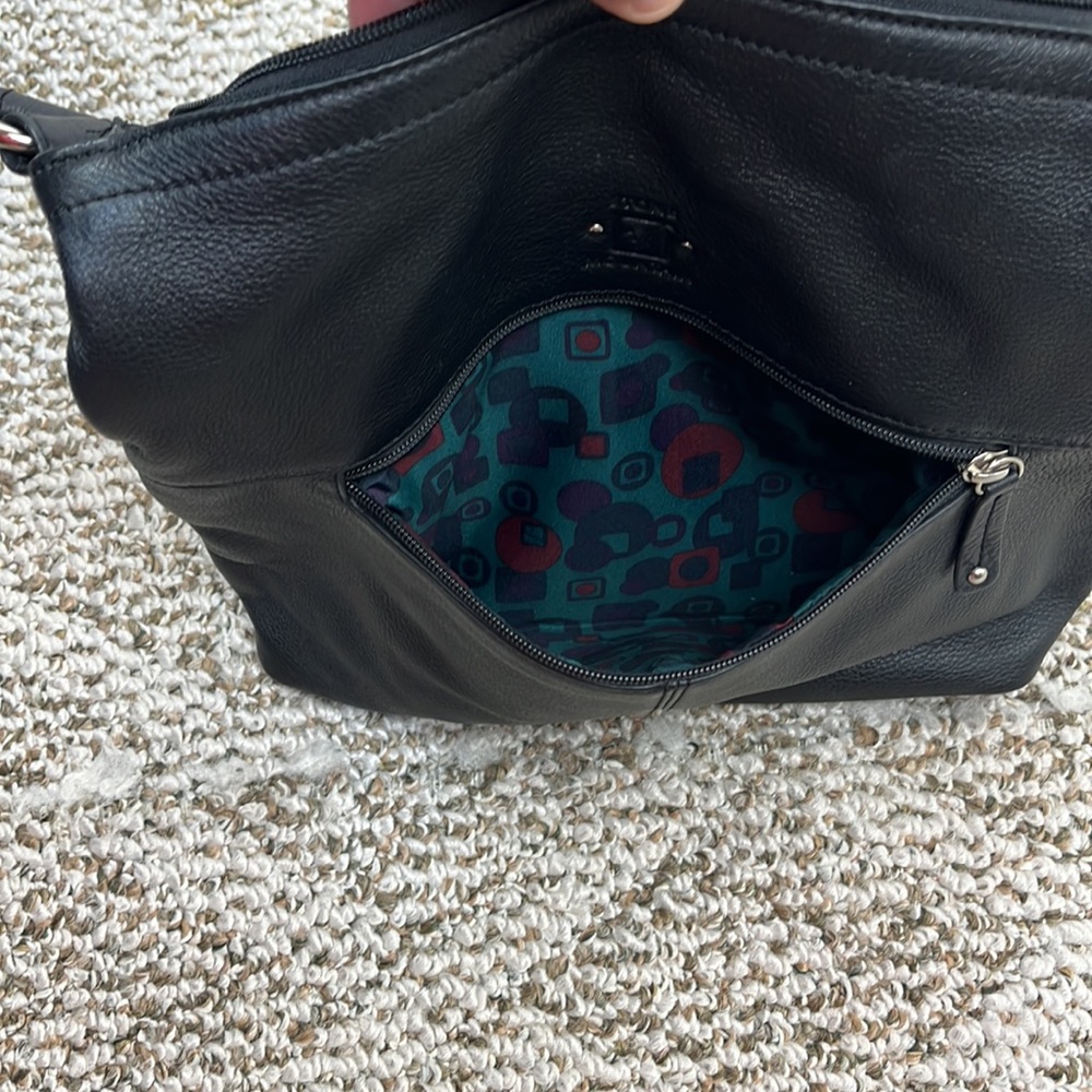 STONE MOUNTAIN BLACK PEBBLE LEATHER CROSSBODY BAG - Picture 14 of 14